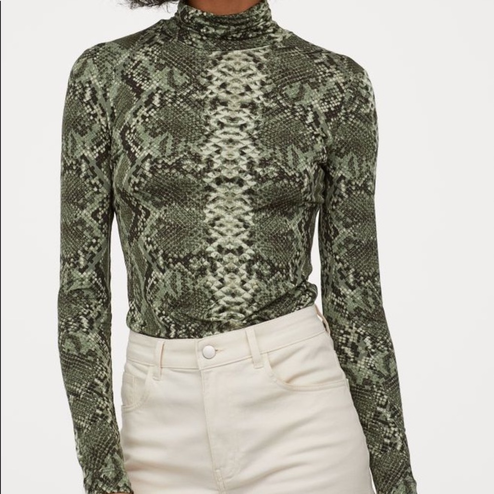 H&M Green Snakeskin Pattern Turtleneck